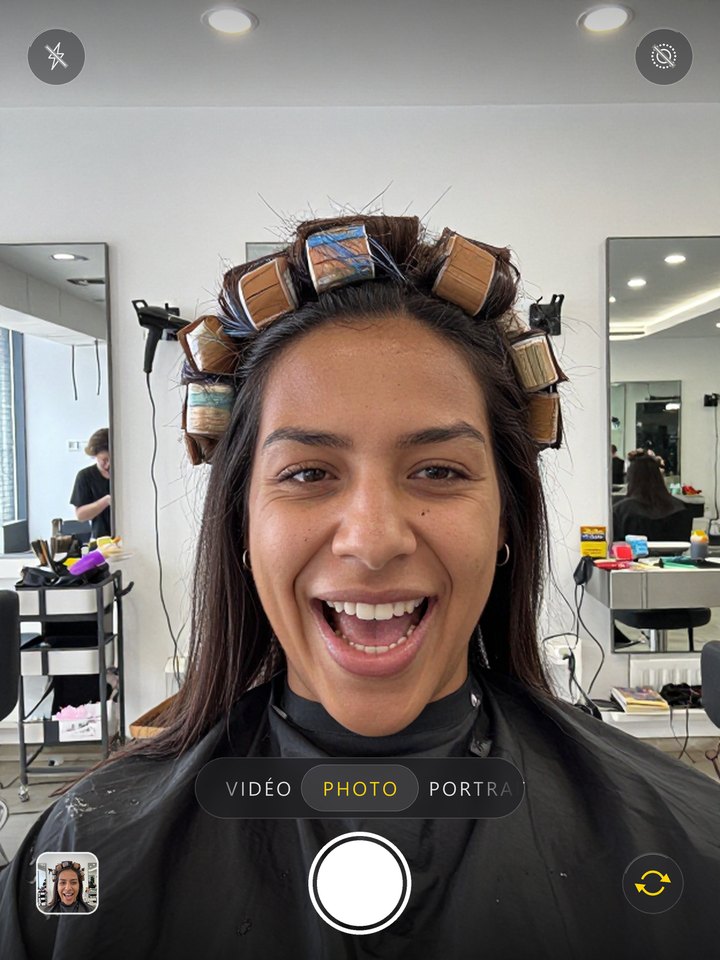 Écran de l’appareil photo de l’iPhone avec une photo IA générée par Pulse Studio