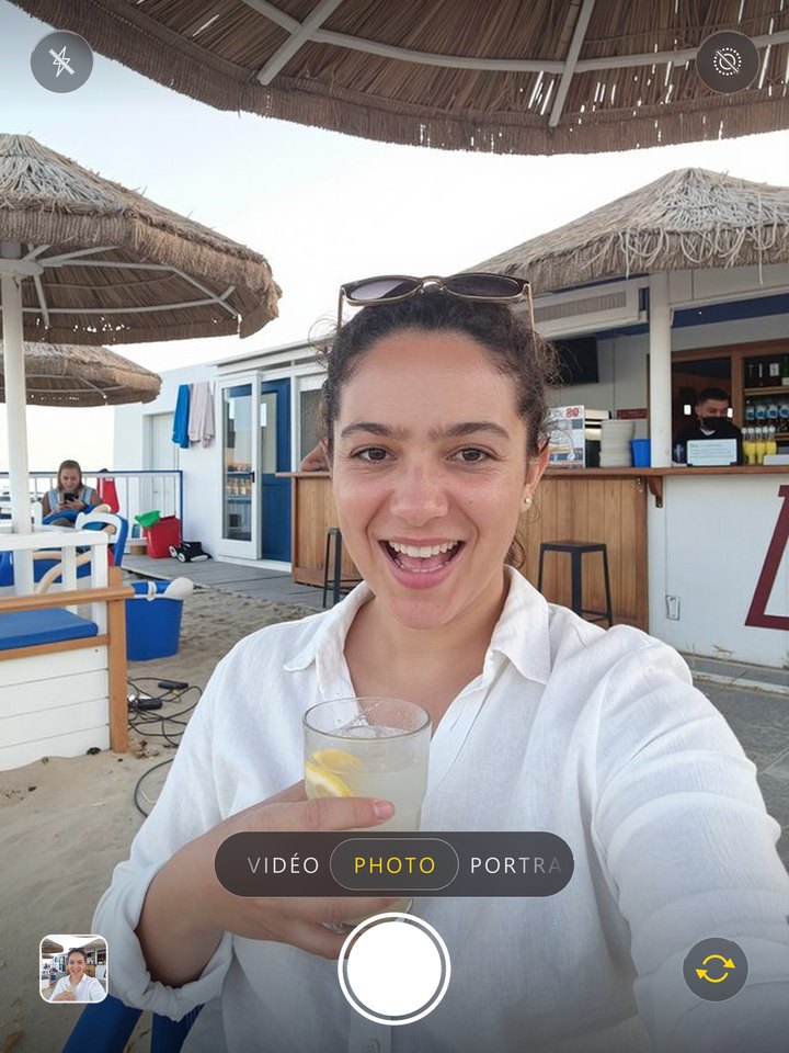 Écran de l’appareil photo de l’iPhone avec une photo IA générée par Pulse Studio