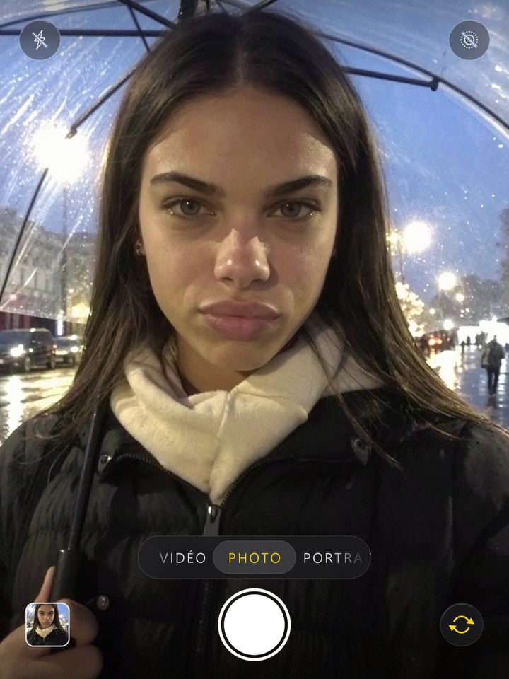 Écran de l’appareil photo de l’iPhone avec une photo IA générée par Pulse Studio