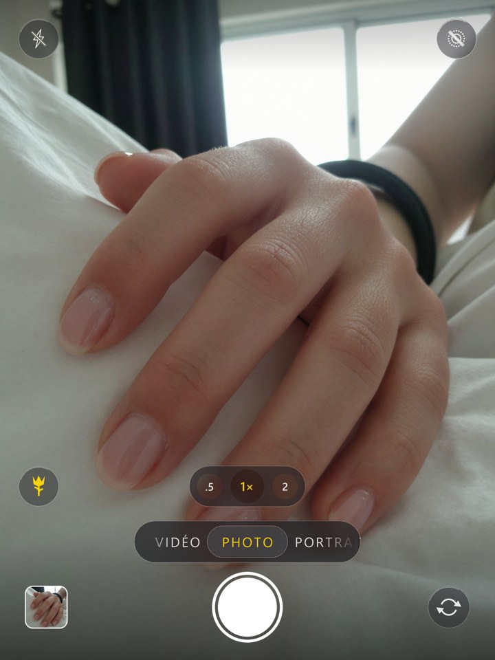 Écran de l’appareil photo de l’iPhone avec une photo IA générée par Pulse Studio