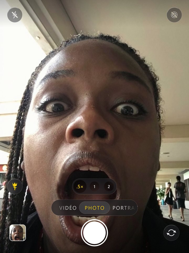 Écran de l’appareil photo de l’iPhone avec une photo IA générée par Pulse Studio