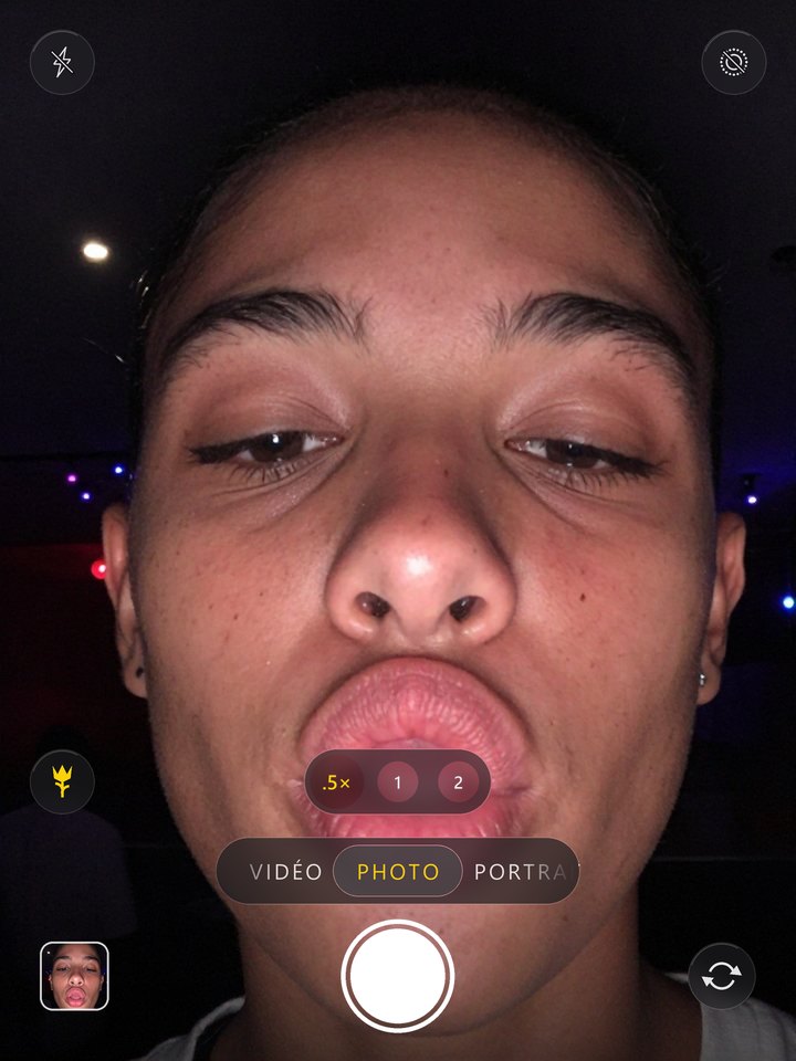 Écran de l’appareil photo de l’iPhone avec une photo IA générée par Pulse Studio