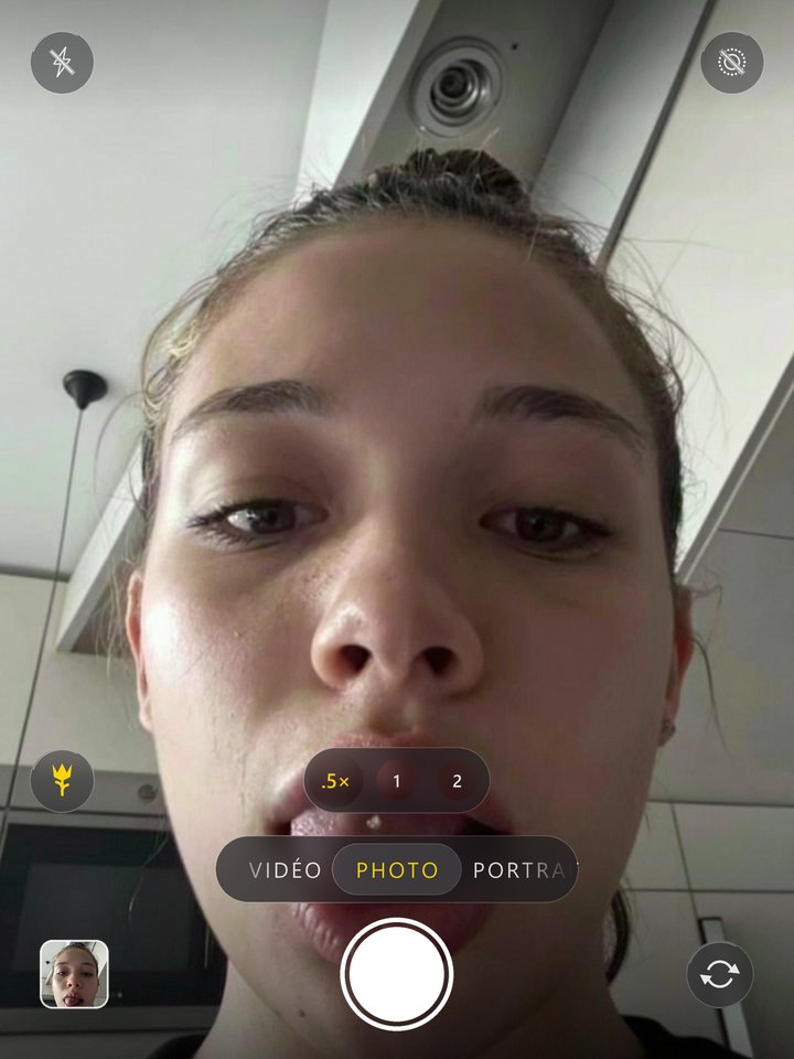 Écran de l’appareil photo de l’iPhone avec une photo IA générée par Pulse Studio