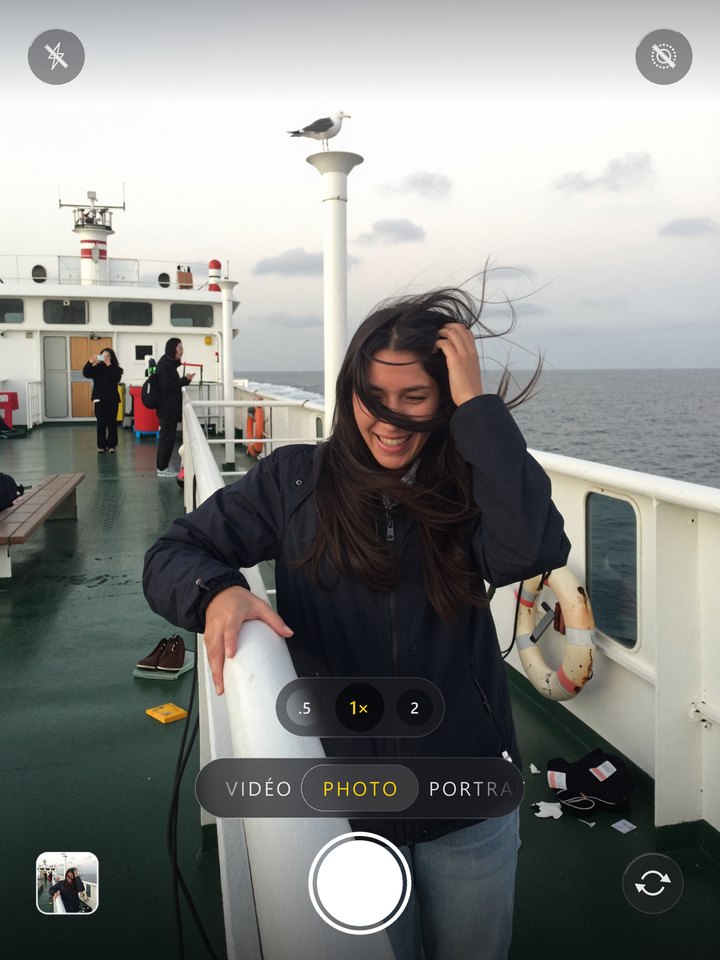 Écran de l’appareil photo de l’iPhone avec une photo IA générée par Pulse Studio