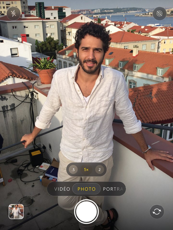 Écran de l’appareil photo de l’iPhone avec une photo IA générée par Pulse Studio