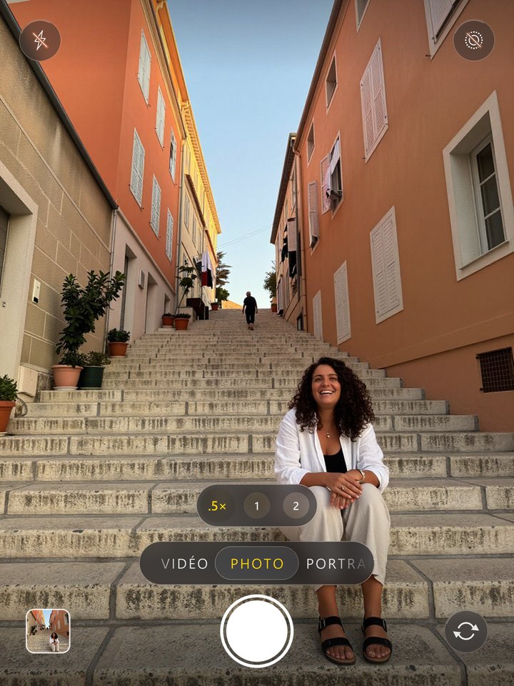 Écran de l’appareil photo de l’iPhone avec une photo IA générée par Pulse Studio
