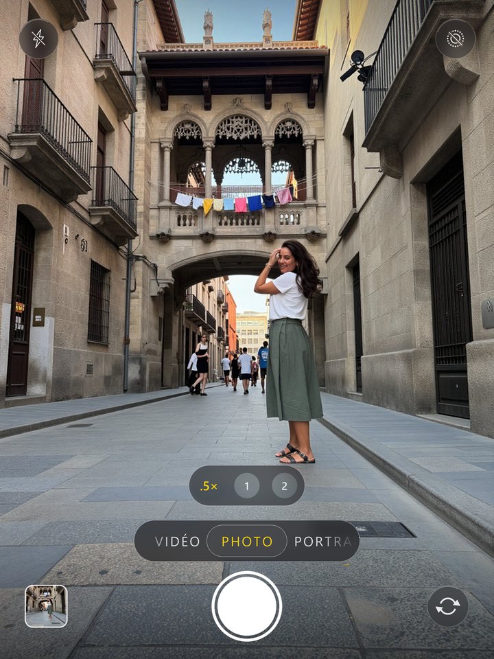 Écran de l’appareil photo de l’iPhone avec une photo IA générée par Pulse Studio