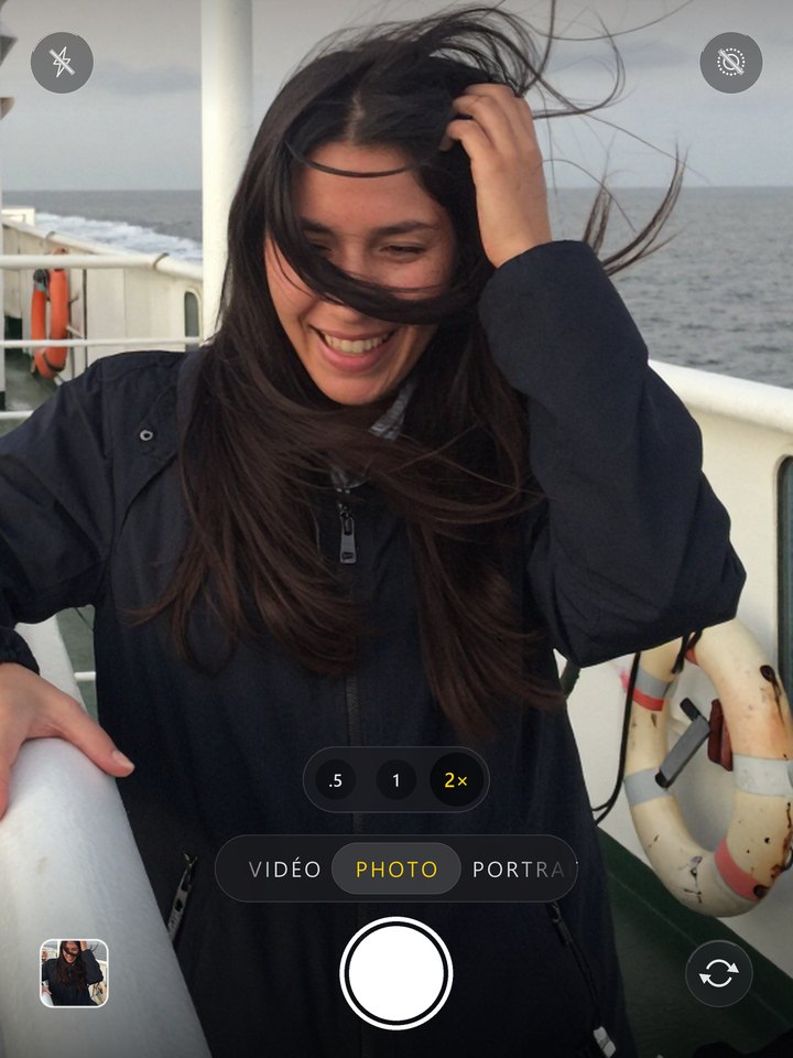 Écran de l’appareil photo de l’iPhone avec une photo IA générée par Pulse Studio