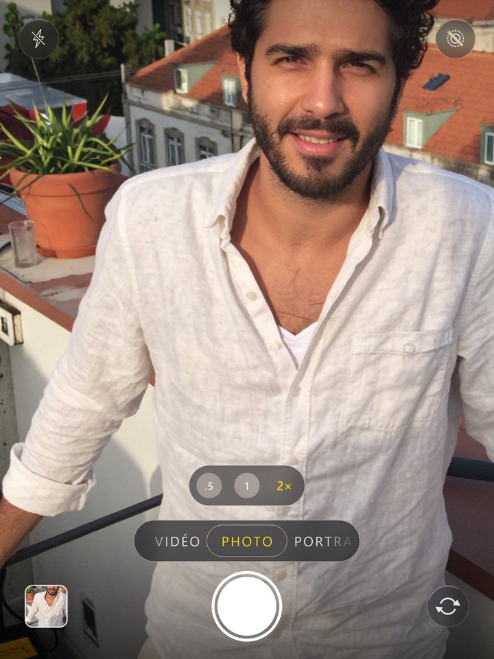 Écran de l’appareil photo de l’iPhone avec une photo IA générée par Pulse Studio