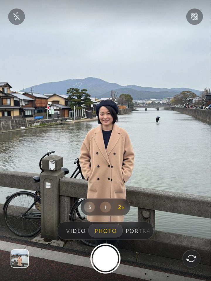 Écran de l’appareil photo de l’iPhone avec une photo IA générée par Pulse Studio