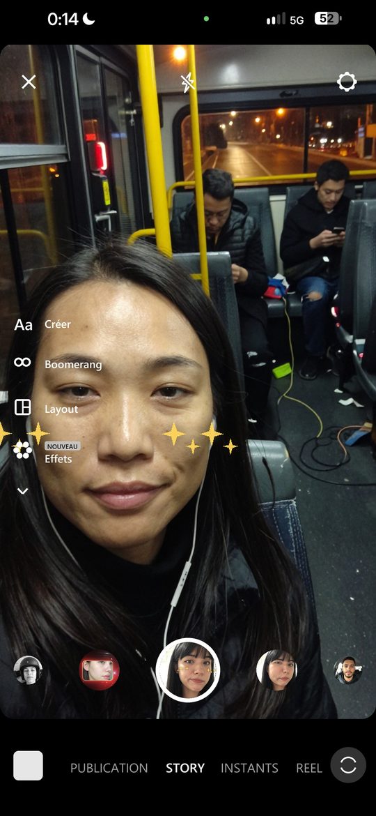 Écran de téléphone avec une photo IA générée par Pulse Studio