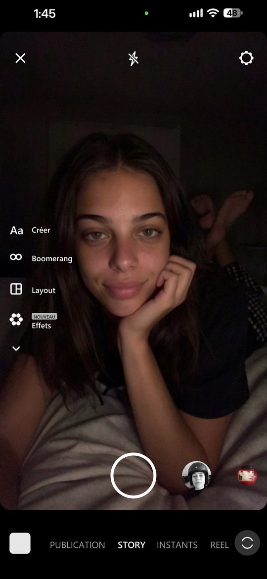 Écran de téléphone avec une photo IA générée par Pulse Studio