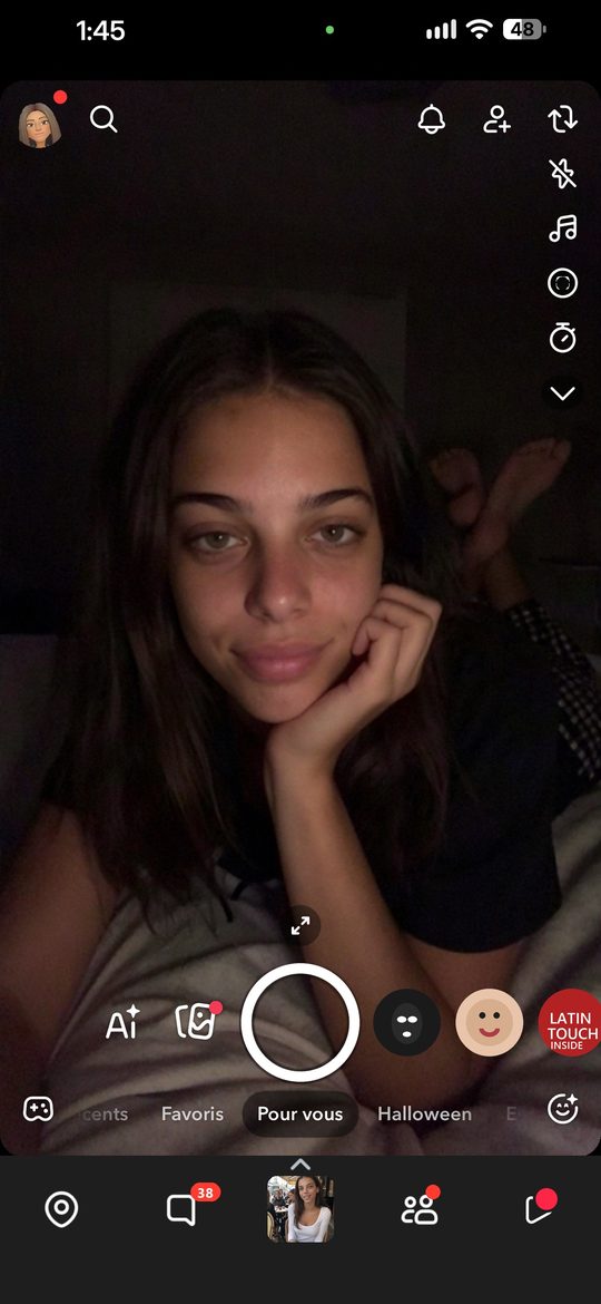 Écran de téléphone avec une photo IA générée par Pulse Studio